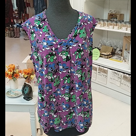 Dana Buchman Tops - Pretty Dana Buchman sleeveless 95% polyester top